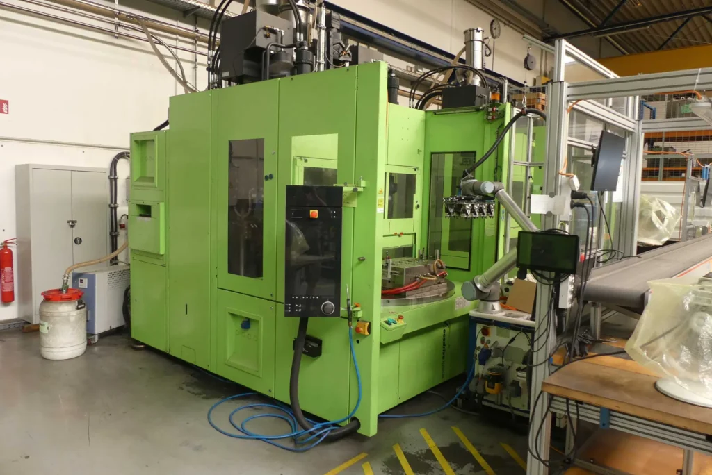 ENGEL Insert 500V/160 Rotary mit UR10e-Cobot
